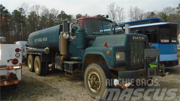 Mack RD685S Camiones cisterna