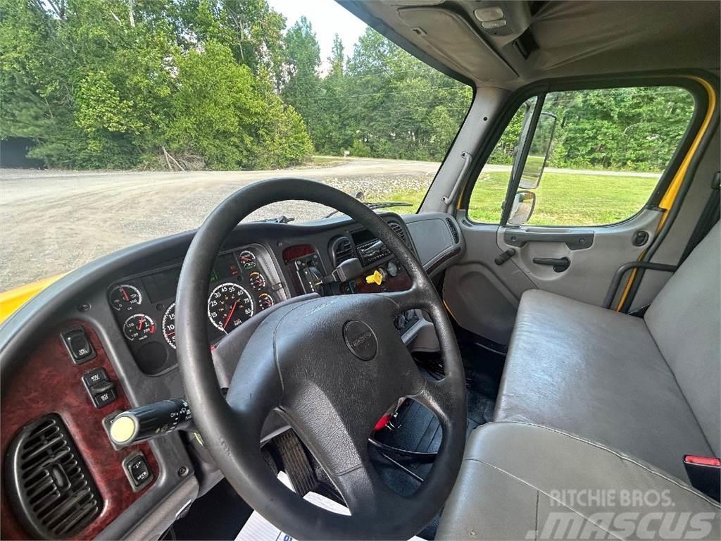 Freightliner M2106 Camiones con caja de remolque