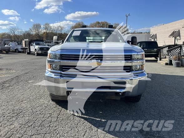 Chevrolet 3500HD Camiones de cama baja