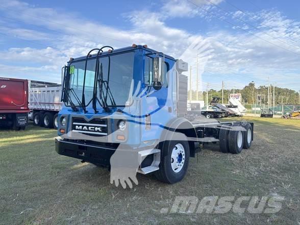 Mack MRU613 Camiones con chasís y cabina