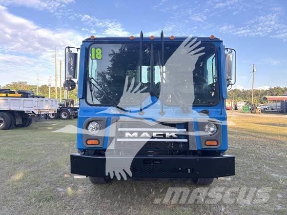 Mack MRU613 Camiones con chasís y cabina