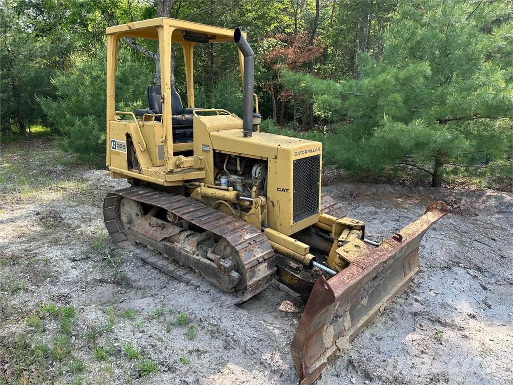 CAT D3B Buldozer sobre oruga