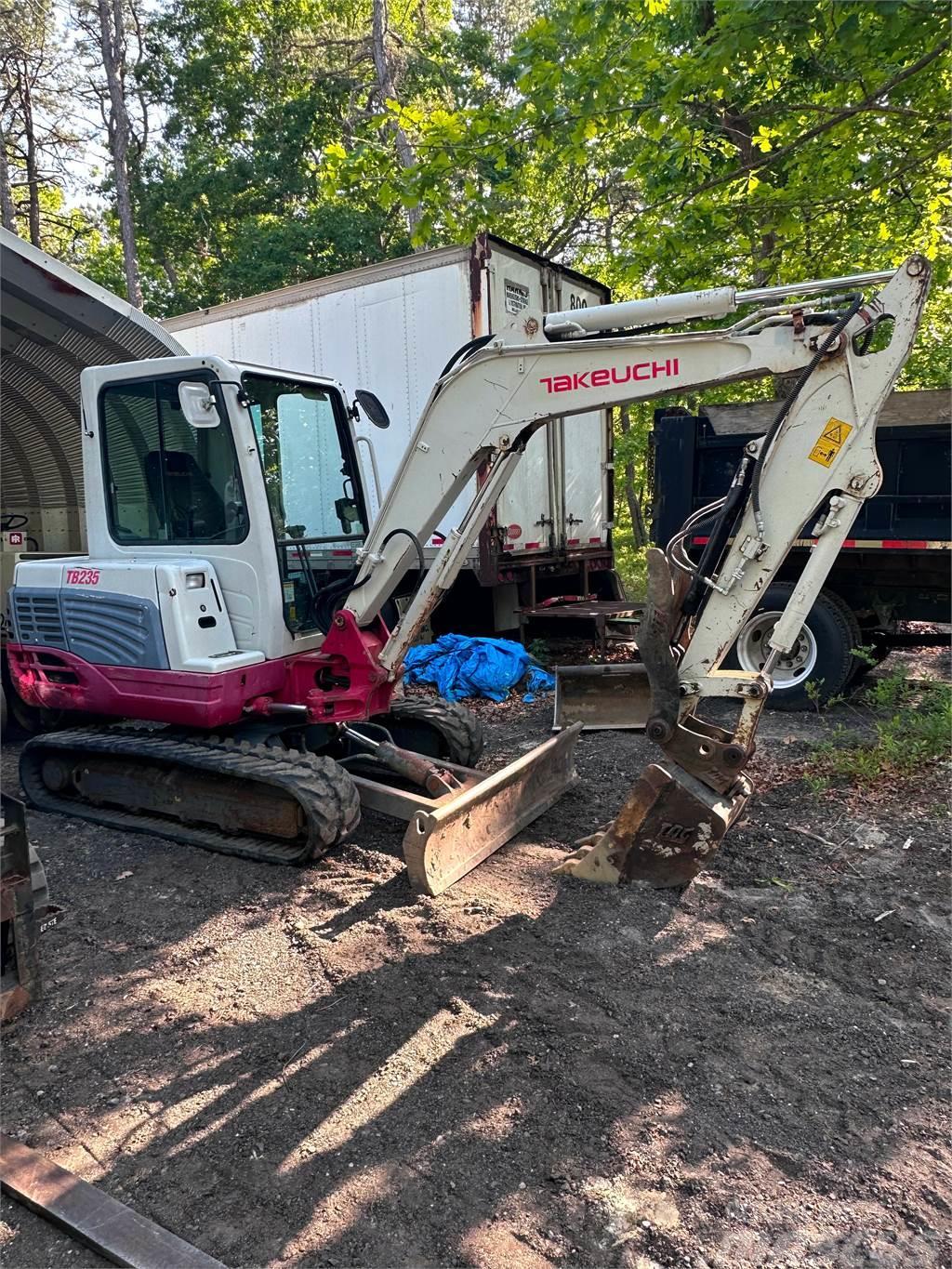 Takeuchi TB235 Excavadoras sobre orugas