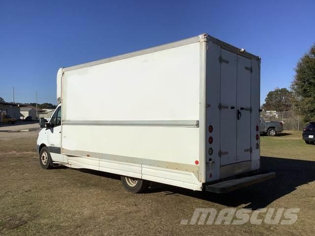 Dodge Sprinter Camiones con caja de remolque