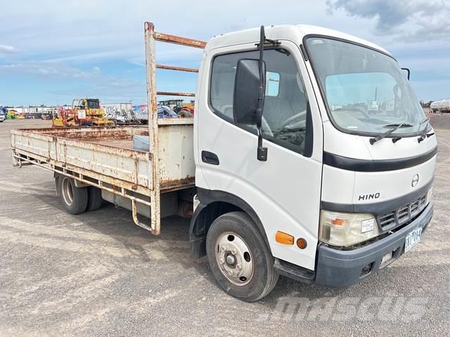 Hino Dutro Camiones de cama baja