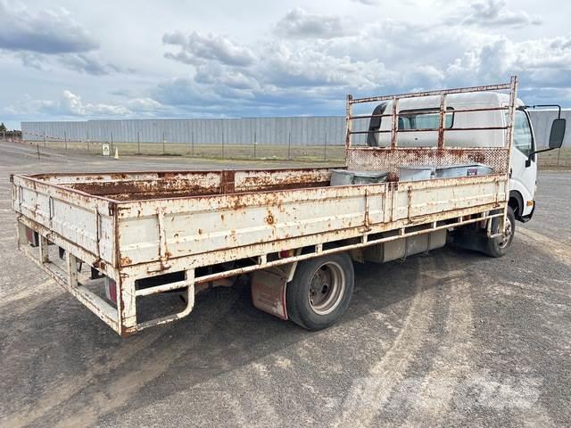 Hino Dutro Camiones de cama baja