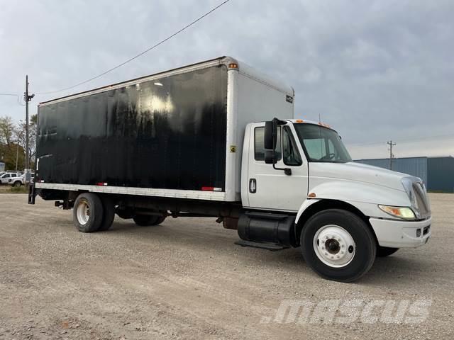 International 4300 Camiones con caja de remolque