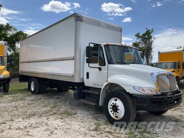 International 4300 Camiones con caja de remolque