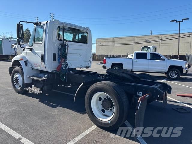 International 4400 Camiones tractor