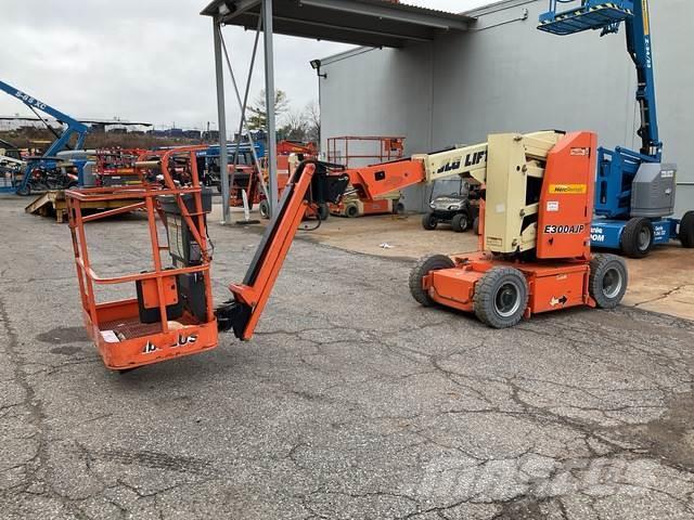 JLG E300AJP Plataformas con brazo de elevación manual