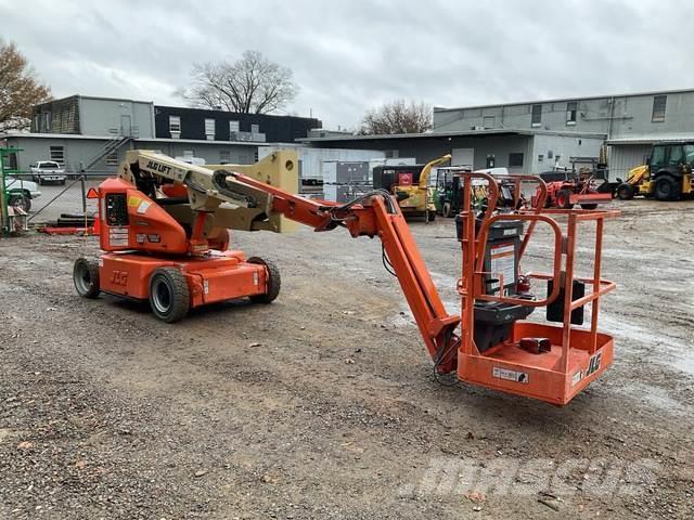 JLG E400AJPN Plataformas con brazo de elevación manual