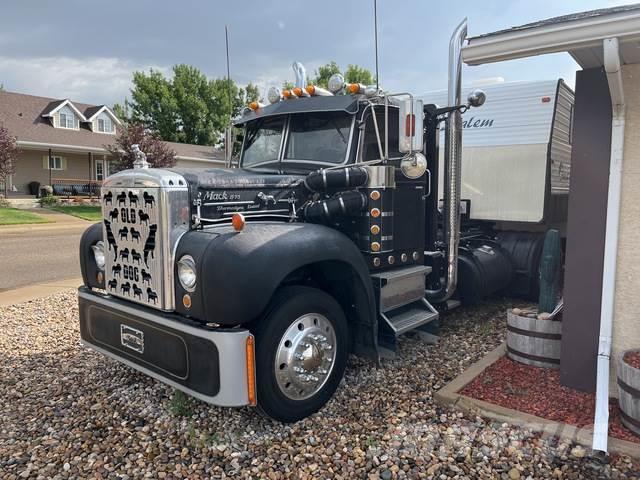 Mack B75 Camiones tractor