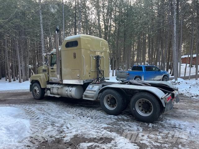 Mack CHN613 Camiones tractor