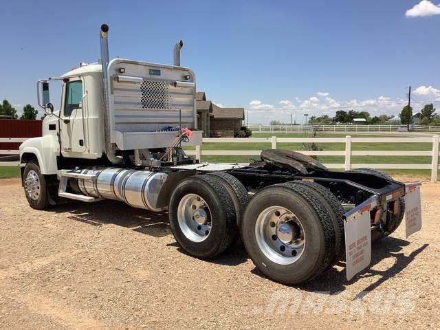 Mack CHU613 Camiones tractor