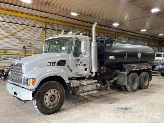 Mack CV713 Camiones cisterna