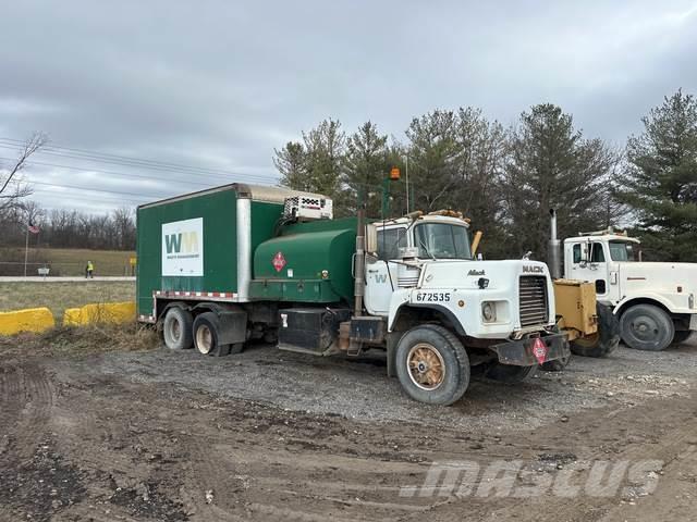 Mack DM688S Camiones cisternas