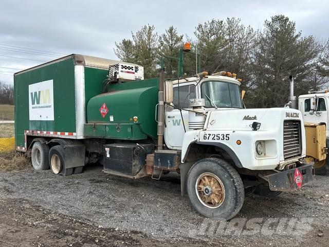 Mack DM688S Camiones cisternas