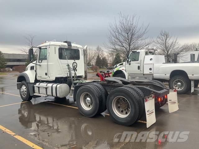 Mack GU713 Camiones tractor