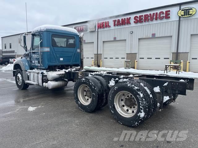 Mack GU713 Cabinas