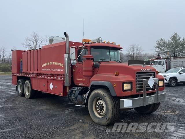 Mack RD688S Camiones cisternas