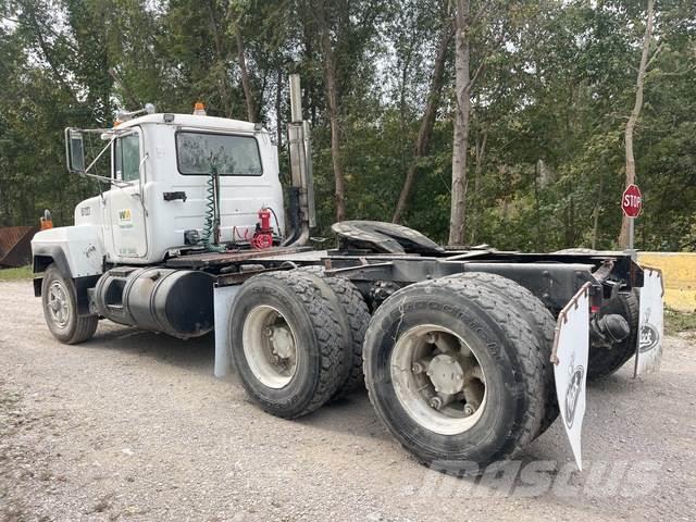 Mack RD690S Camiones tractor