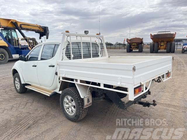 Mitsubishi Triton Caja abierta/laterales abatibles