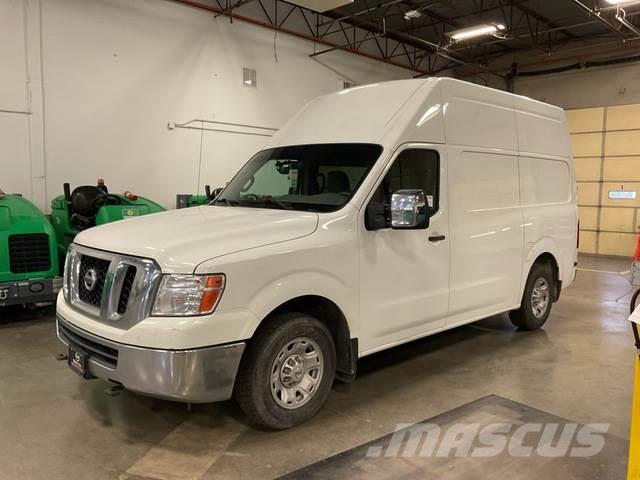 Nissan NV2500 Camiones con caja de remolque