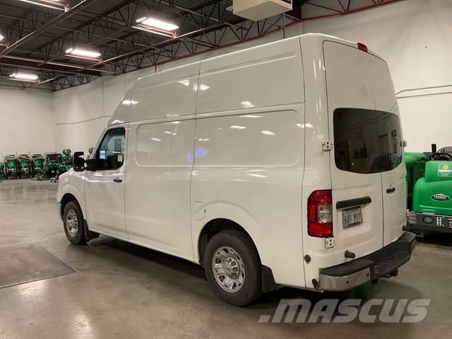 Nissan NV2500 Camiones con caja de remolque