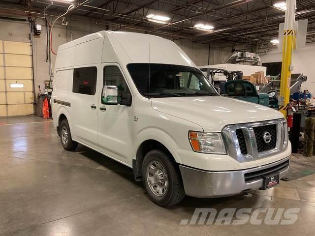 Nissan NV2500 Camiones con caja de remolque