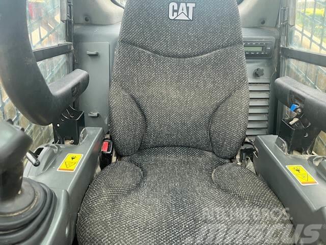 CAT 242D Minicargadoras