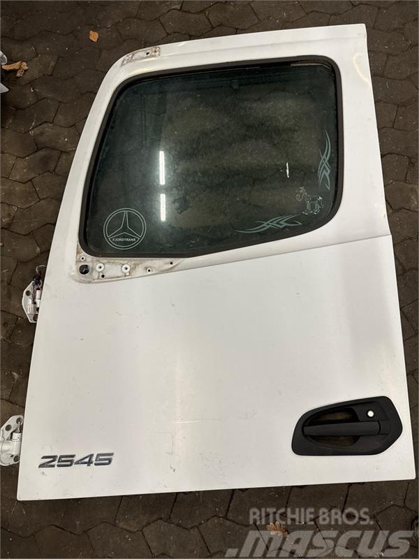 Mercedes-Benz MERCEDES LEFT DOOR A9607202303 Otros componentes