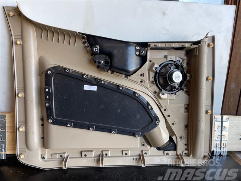 Mercedes-Benz MERCEDES DOOR PANEL A9607271478 Otros componentes