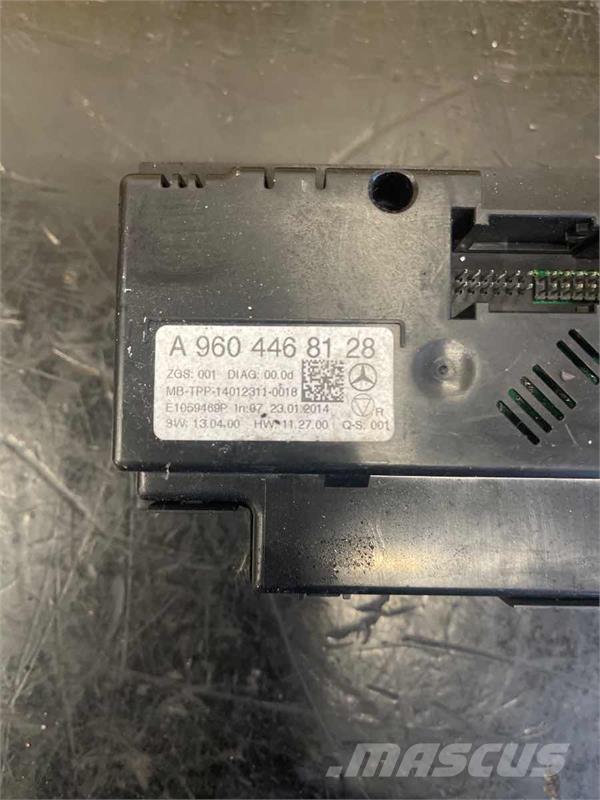 Mercedes-Benz MERCEDES CLIMATE ECU A9604468128 Componentes electrónicos