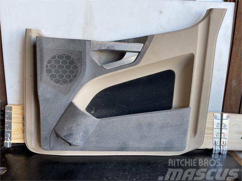 Mercedes-Benz MERCEDES DOOR PANEL A9607271478 Otros componentes