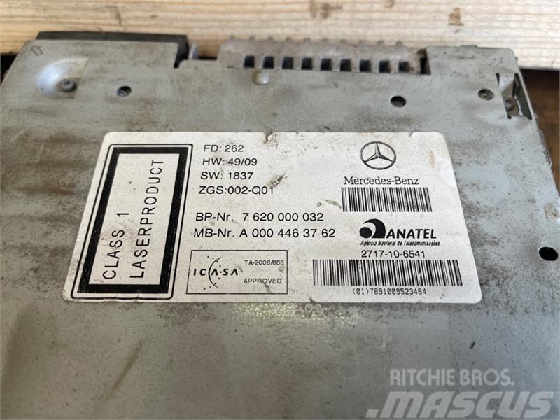 Mercedes-Benz MERCEDES RADIO A0004463762 Otros componentes