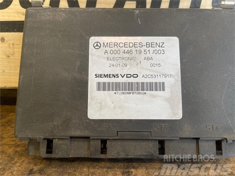 Mercedes-Benz MERCEDES ECU ABA  A0004461951 Componentes electrónicos