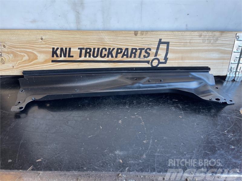 Scania  BRACKET REINFORCEMENT DOOR RIGHT 2045008 Otros componentes