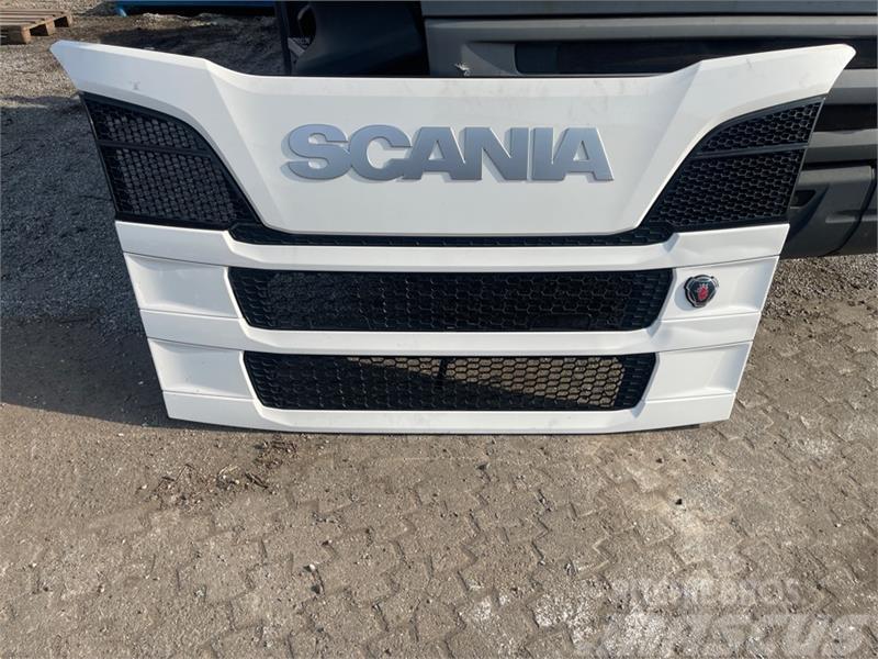 Scania  COMPLETE UPPER FRONT GRILL R SERIE Otros componentes