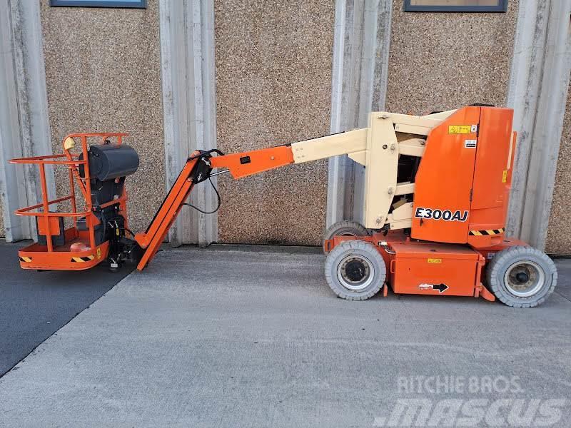 JLG E300AJ Plataformas con brazo de elevación manual