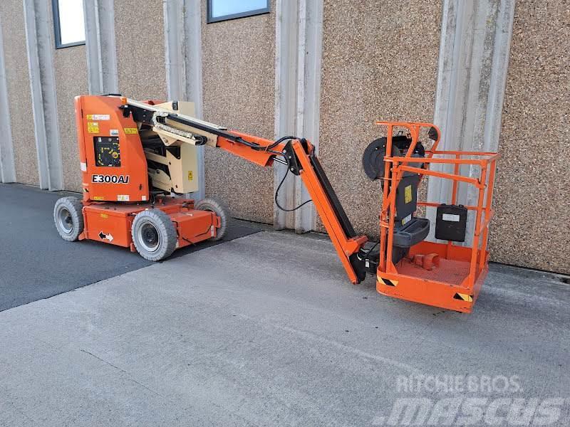 JLG E300AJ Plataformas con brazo de elevación manual