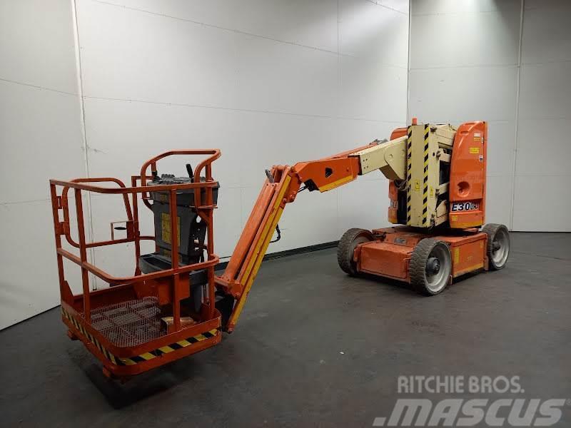 JLG E300AJ Plataformas con brazo de elevación manual