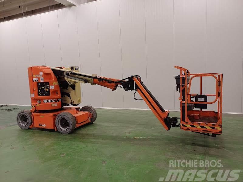 JLG E300AJP Plataformas con brazo de elevación manual