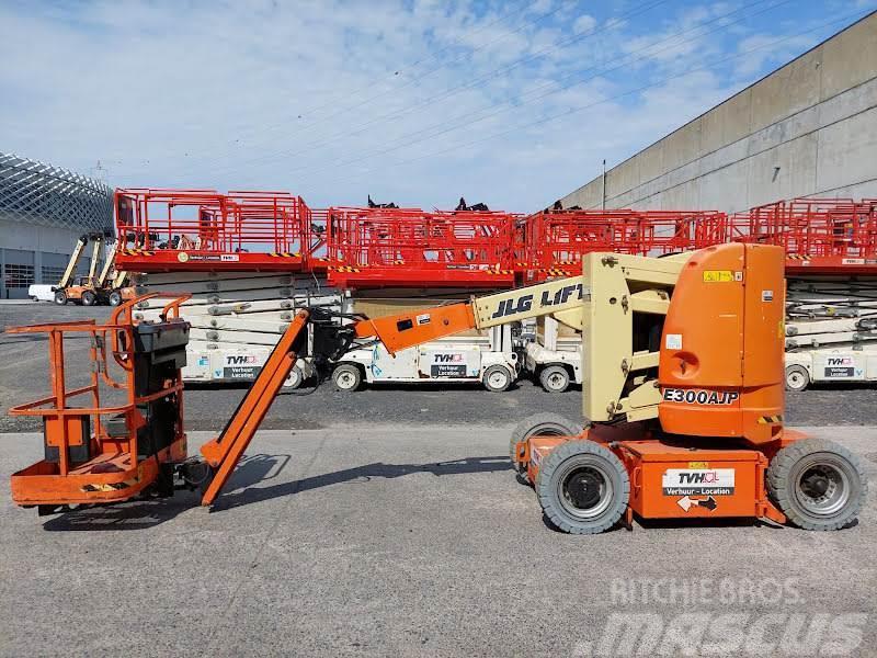 JLG E300AJP Plataformas con brazo de elevación manual