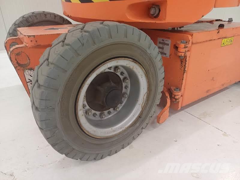 JLG E300AJP Plataformas con brazo de elevación manual