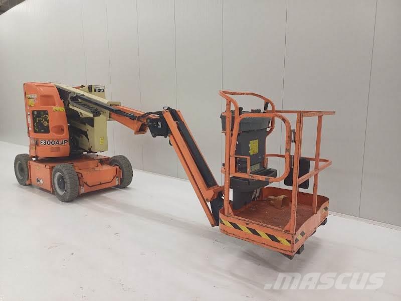 JLG E300AJP Plataformas con brazo de elevación manual