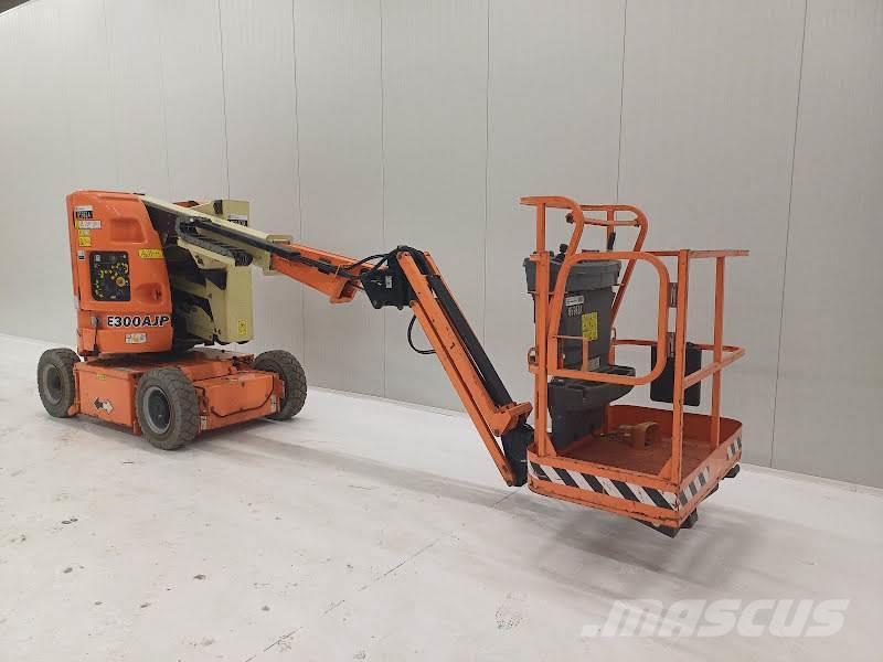 JLG E300AJP Plataformas con brazo de elevación manual