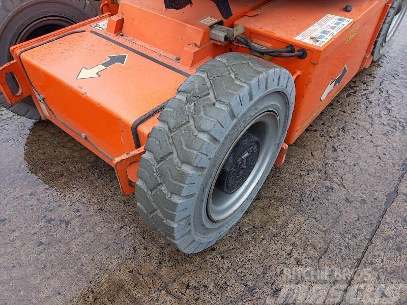 JLG E300AJP Plataformas con brazo de elevación manual