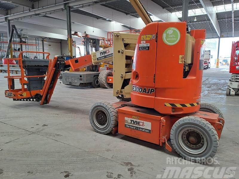 JLG E300AJP Plataformas con brazo de elevación manual