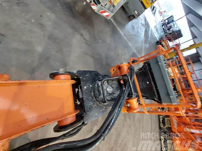 JLG E300AJP Plataformas con brazo de elevación manual