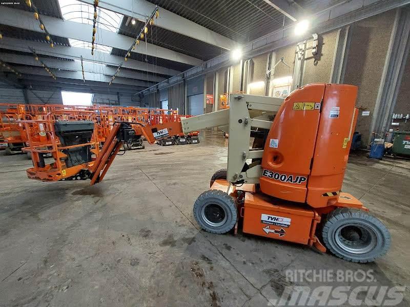 JLG E300AJP Plataformas con brazo de elevación manual